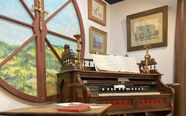 Pump organ and period furnishings display